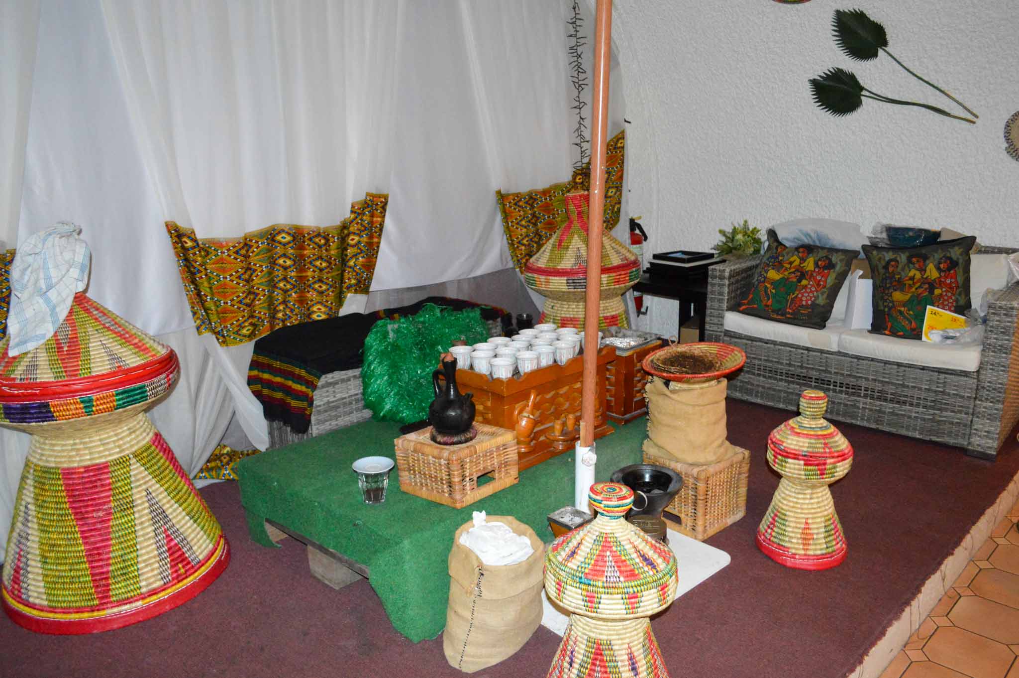 Salon traditionnel avec service à café et paniers tressés